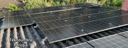 impianto fotovoltaico a tetto sopra le tegole impianto fotovoltaico a tetto sopra le tegole
